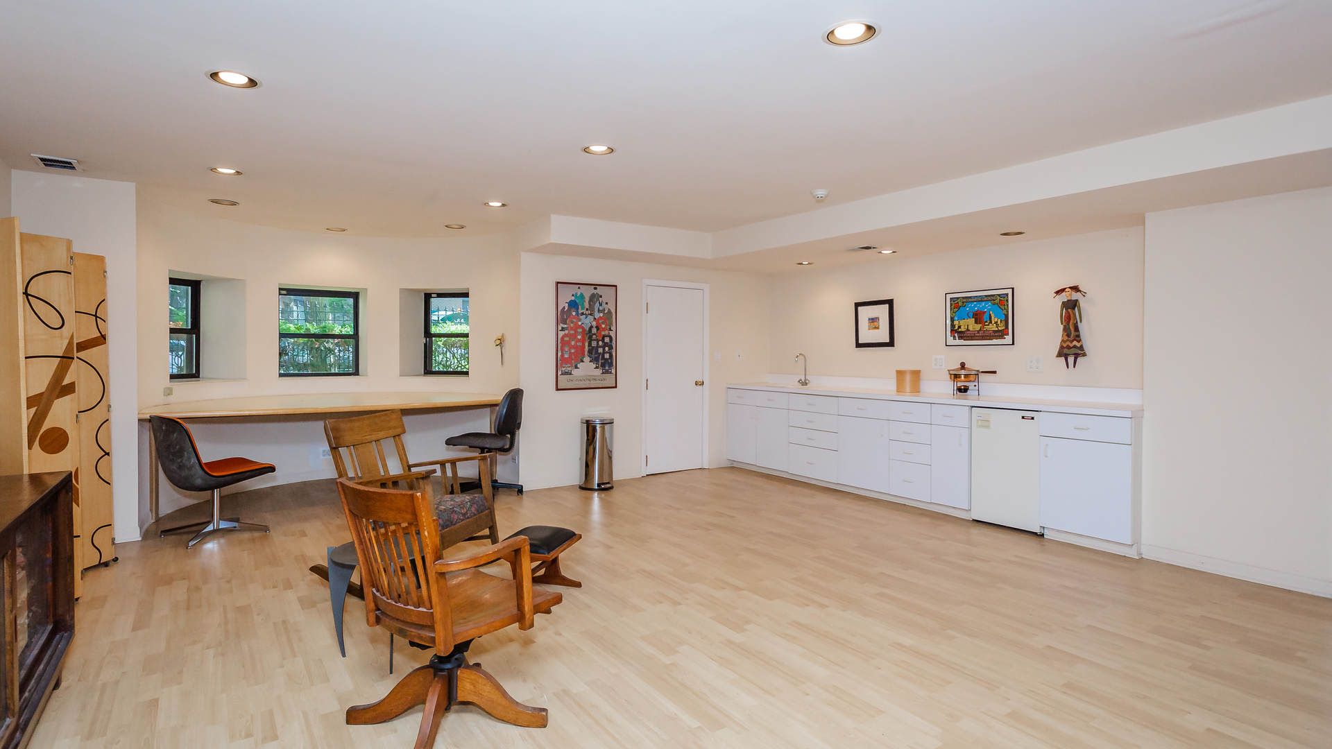 626 West Grace Street, Unit 1E Chicago, IL 60613 - Photo 18 of 29 a view of a workspace with furniture and a kitchen