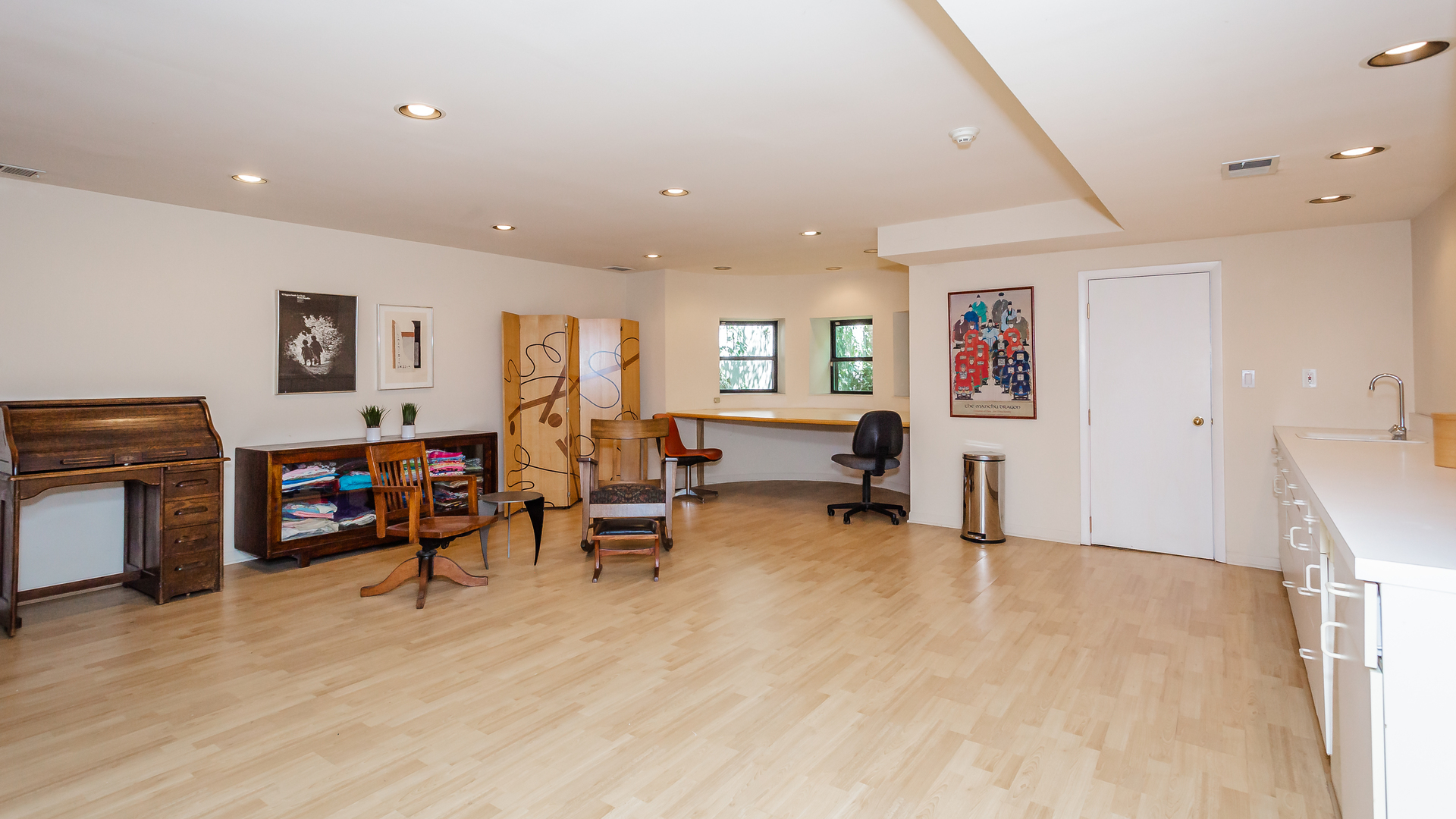 626 West Grace Street, Unit 1E Chicago, IL 60613 - Photo 19 of 29 a view of a livingroom with furniture and a flat screen tv