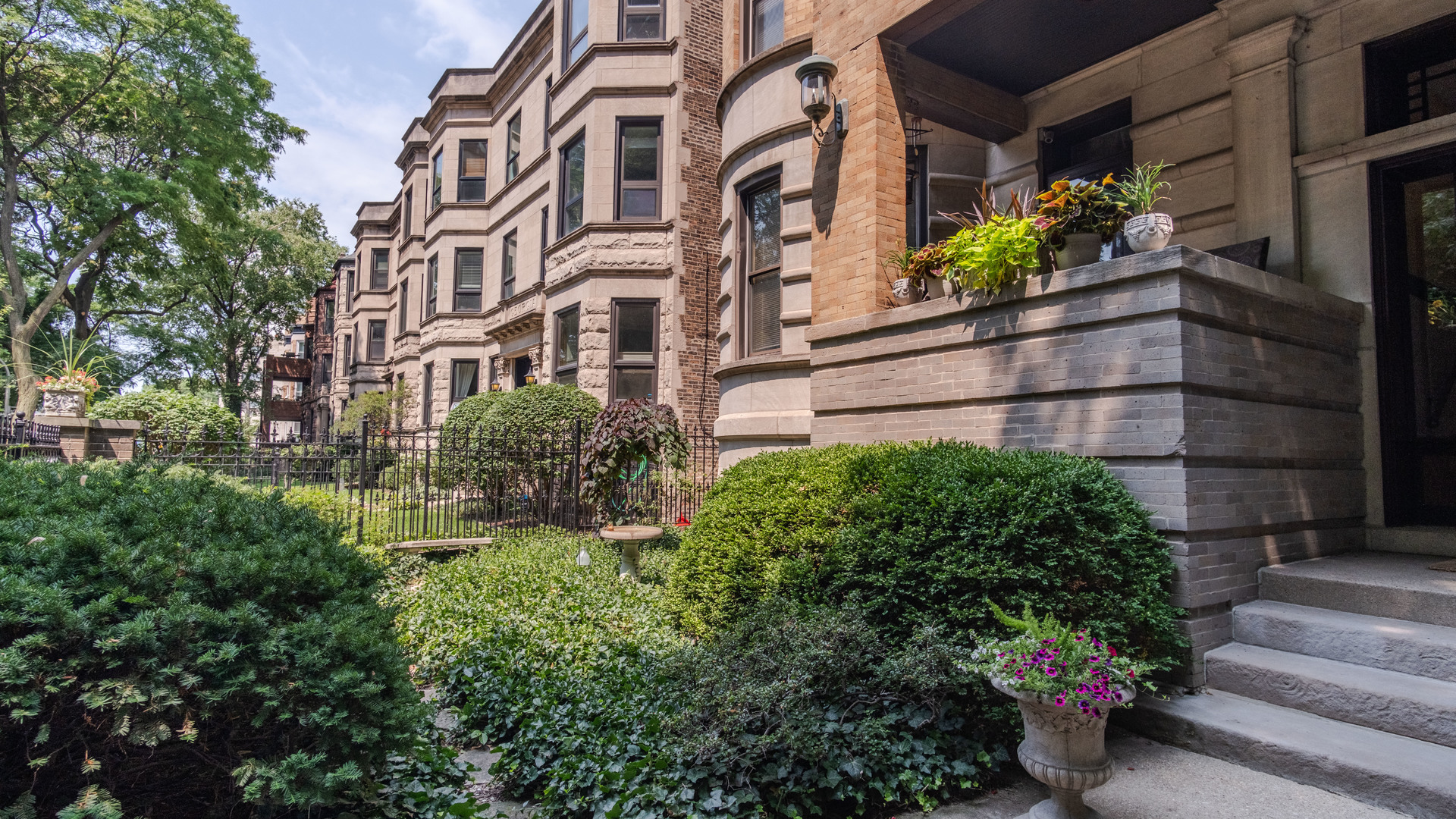626 West Grace Street, Unit 1E Chicago, IL 60613 - Photo 2 of 29 a view of a multi story building