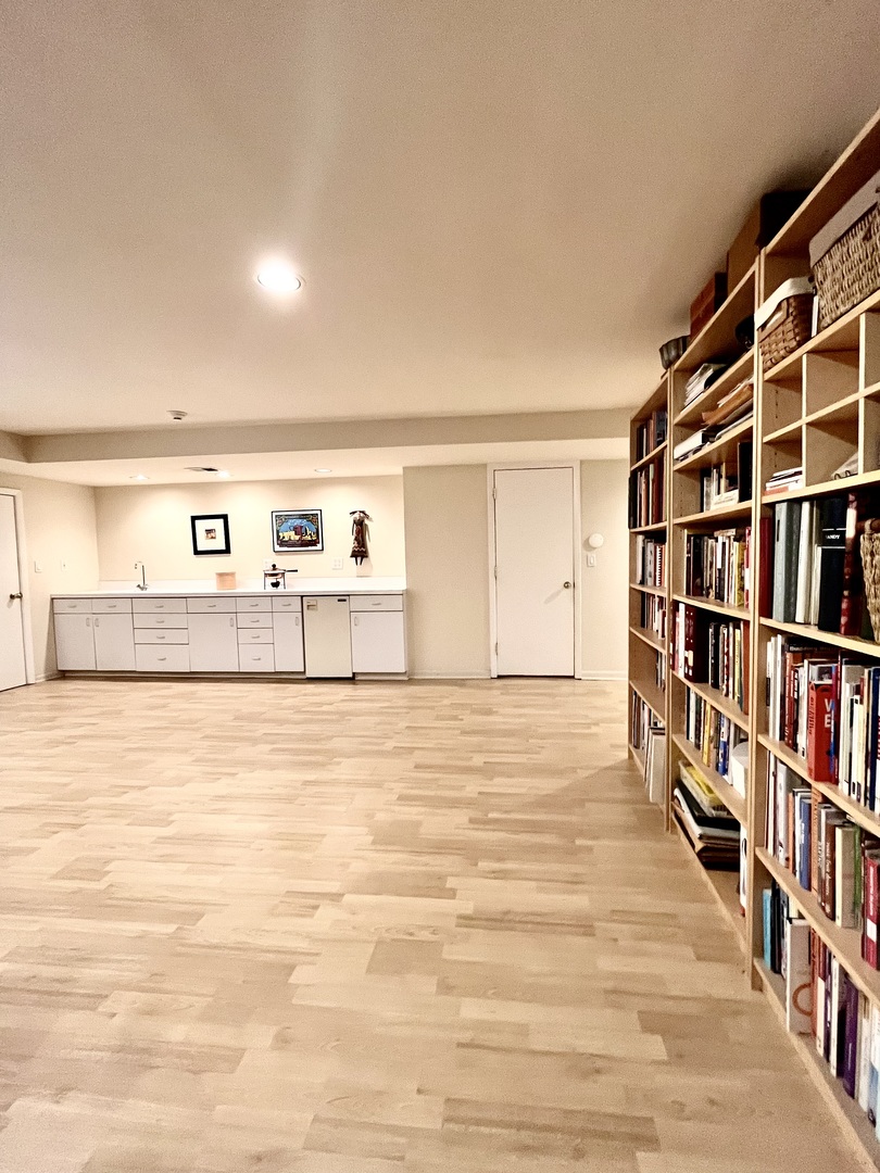 626 West Grace Street, Unit 1E Chicago, IL 60613 - Photo 21 of 29 a view of an empty room with shelves