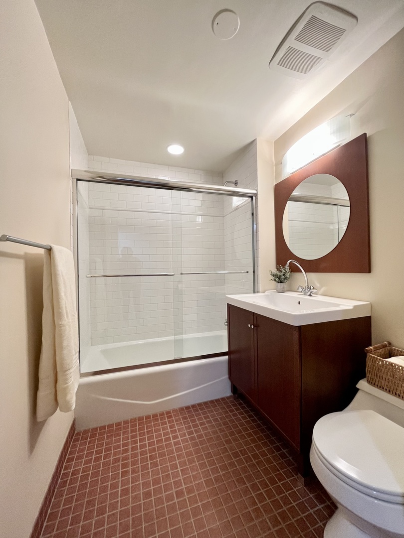 626 West Grace Street, Unit 1E Chicago, IL 60613 - Photo 25 of 29 a bathroom with a sink a toilet a mirror and shower