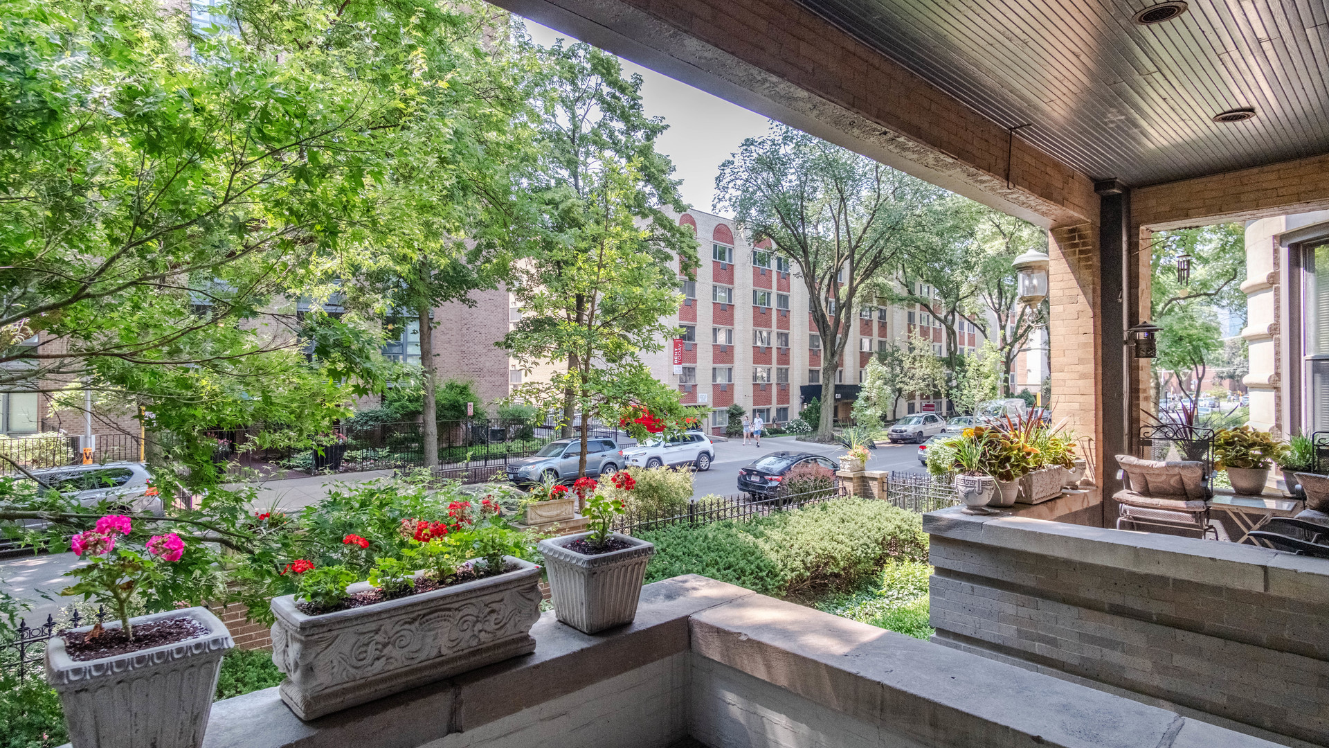 626 West Grace Street, Unit 1E Chicago, IL 60613 - Photo 28 of 29 a garden with flowers and wooden fence