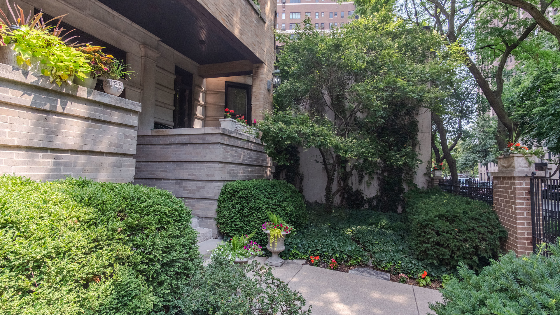 626 West Grace Street, Unit 1E Chicago, IL 60613 - Photo 29 of 29 a view of house with a street view