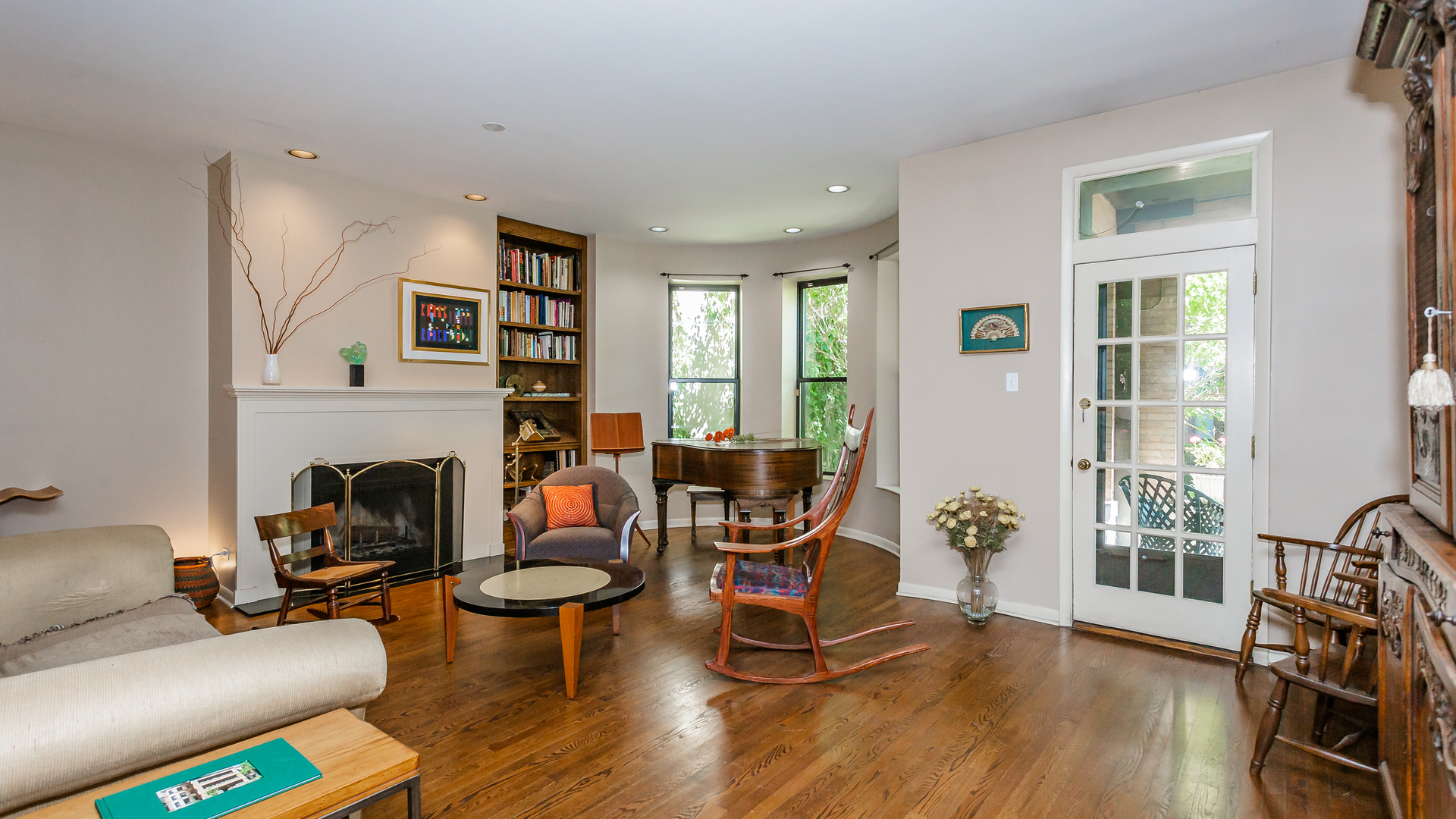 626 West Grace Street, Unit 1E Chicago, IL 60613 - Photo 3 of 29 a living room with furniture and a fireplace