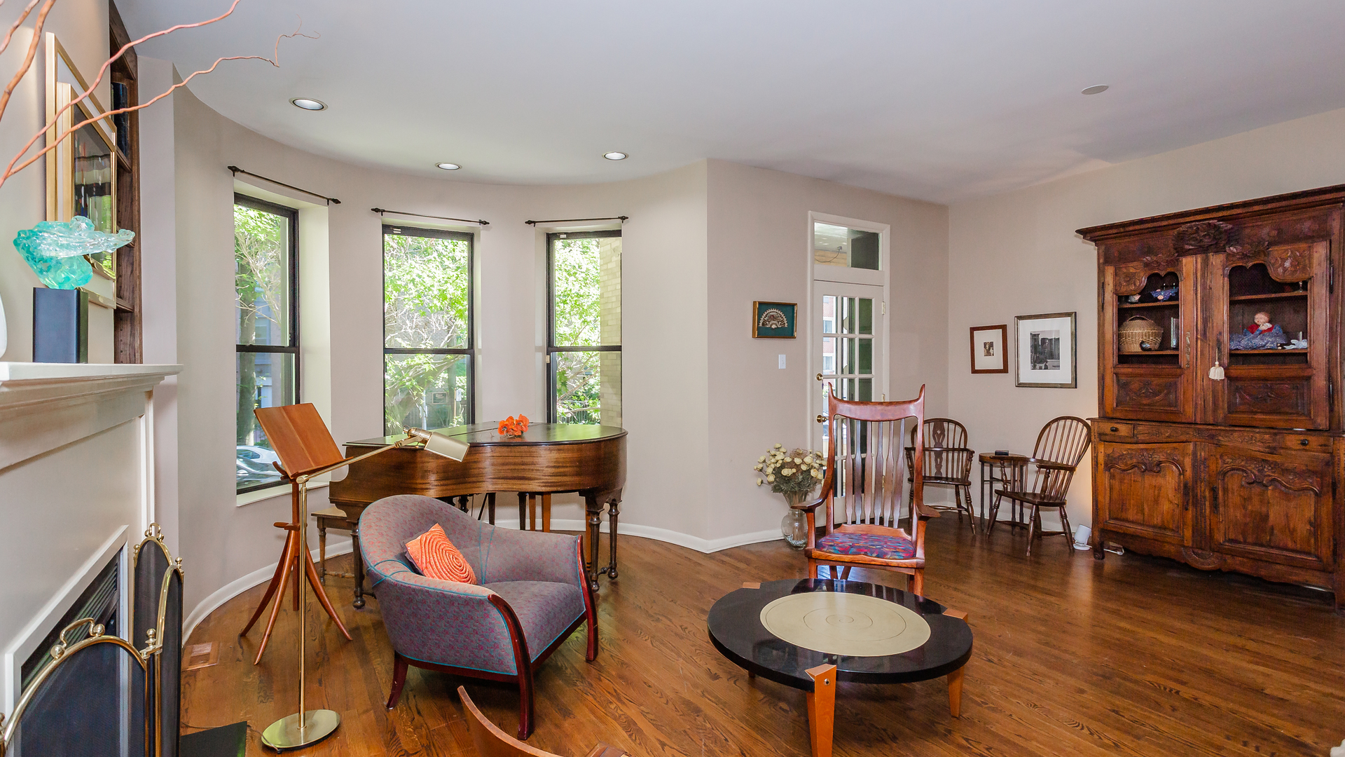 626 West Grace Street, Unit 1E Chicago, IL 60613 - Photo 4 of 29 a living room with furniture a fireplace and wooden floor