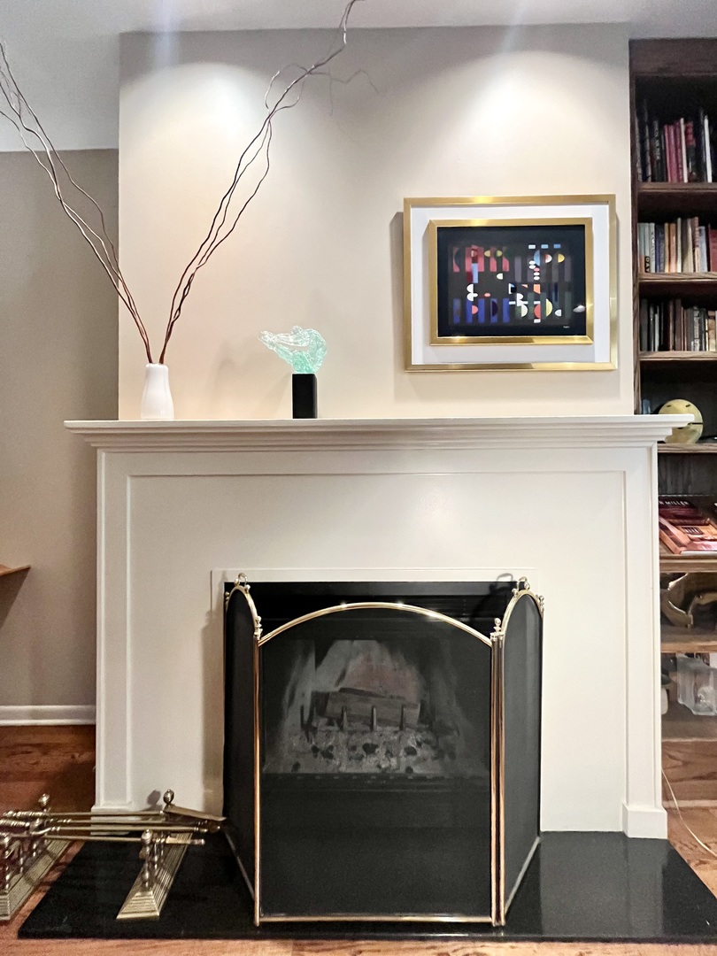 626 West Grace Street, Unit 1E Chicago, IL 60613 - Photo 7 of 29 a close view of a fireplace