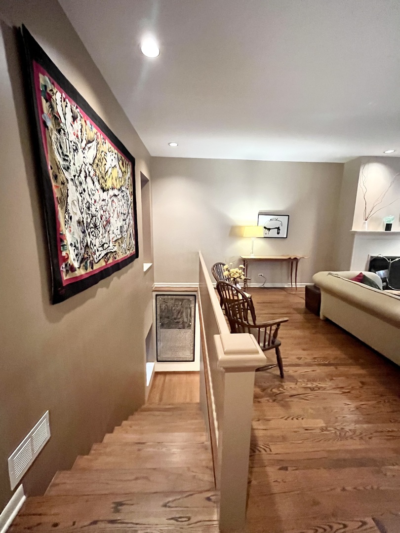 626 West Grace Street, Unit 1E Chicago, IL 60613 - Photo 8 of 29 a living room with furniture and a large window