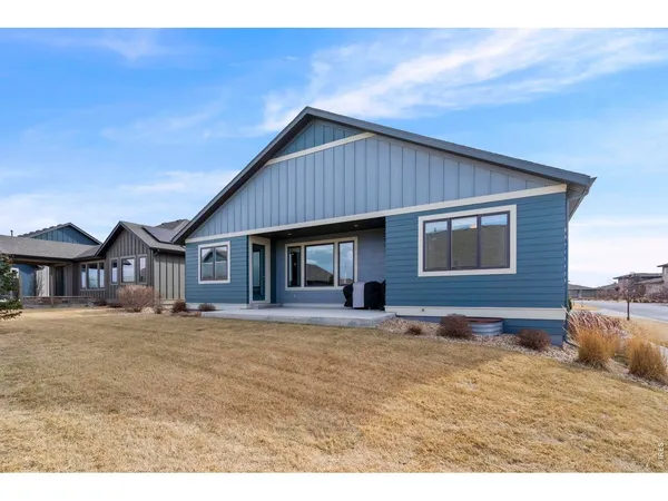 a view of a terrace with sky view