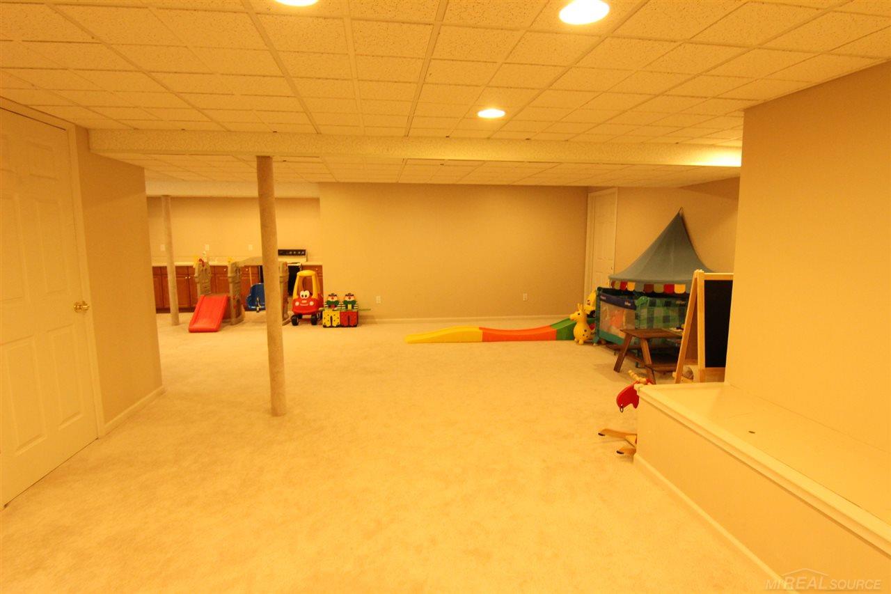 898 Rambling Drive Rochester, MI 48307 - Photo 39 of 45 31291388-38.JPG