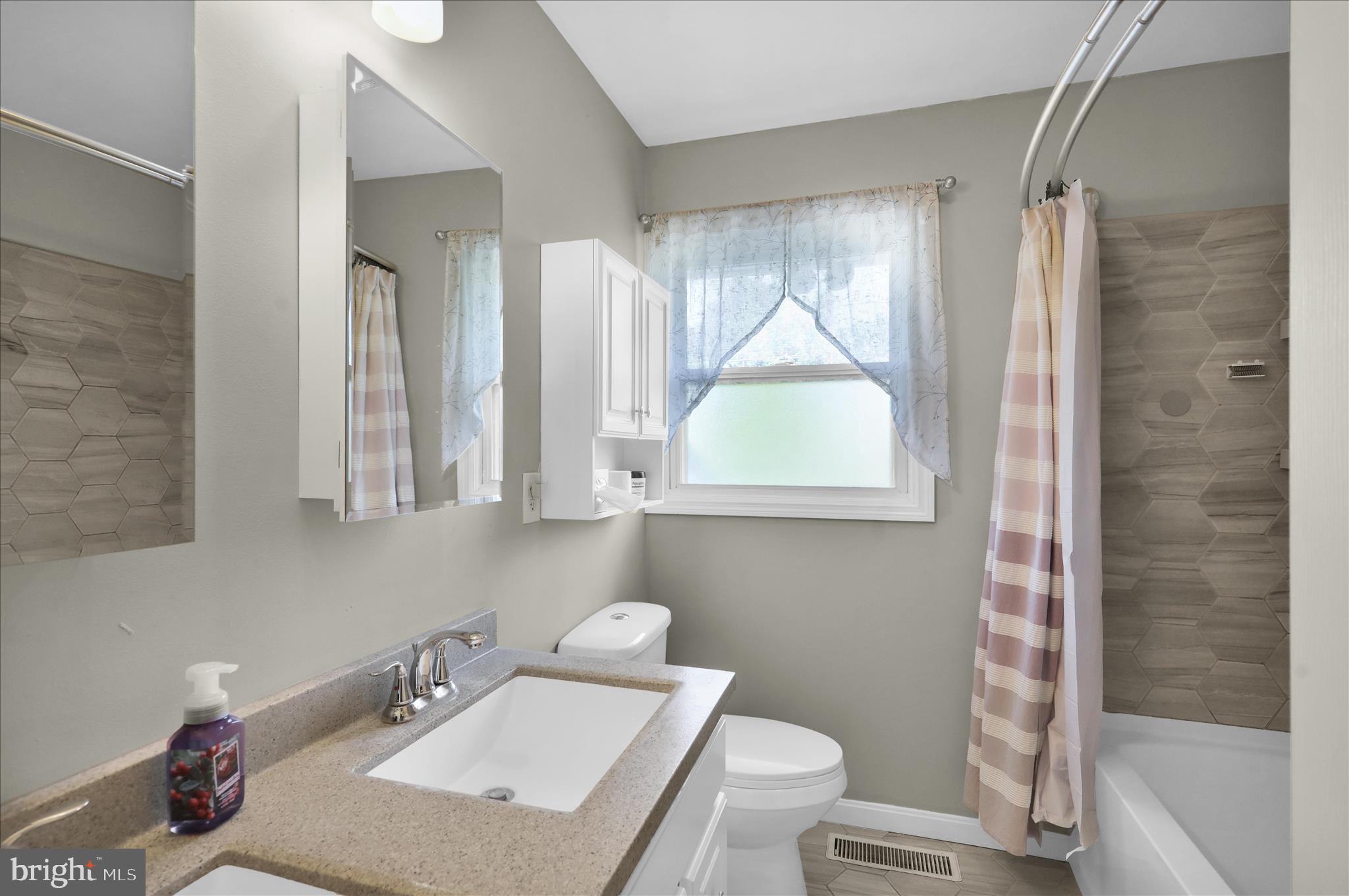 108 Center Lane Reading, PA 19606 - Photo 12 of 36 Full Bath