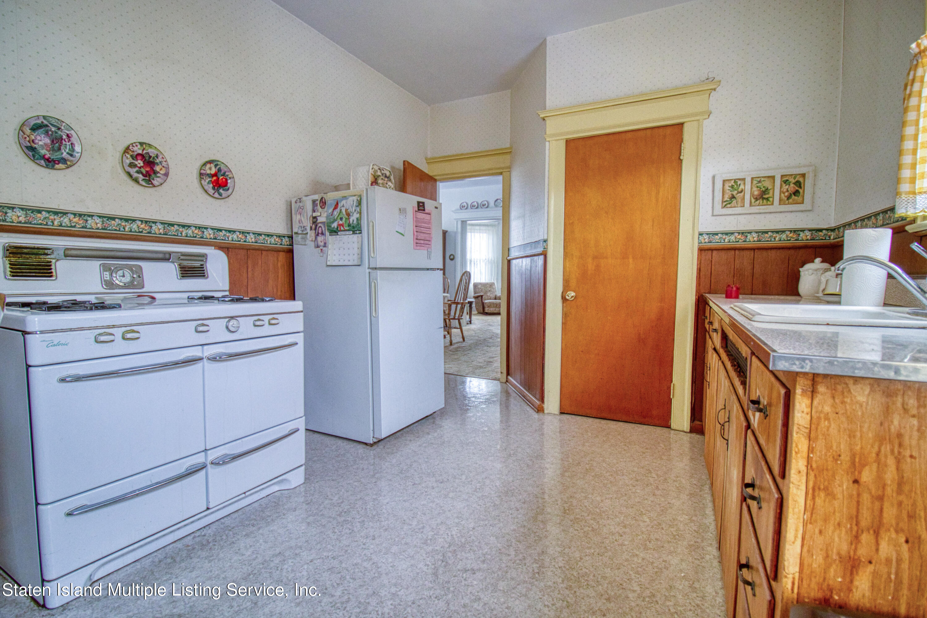 476 Clove Road Staten Island, NY 10310 - Photo 17 of 40 Kitchen
