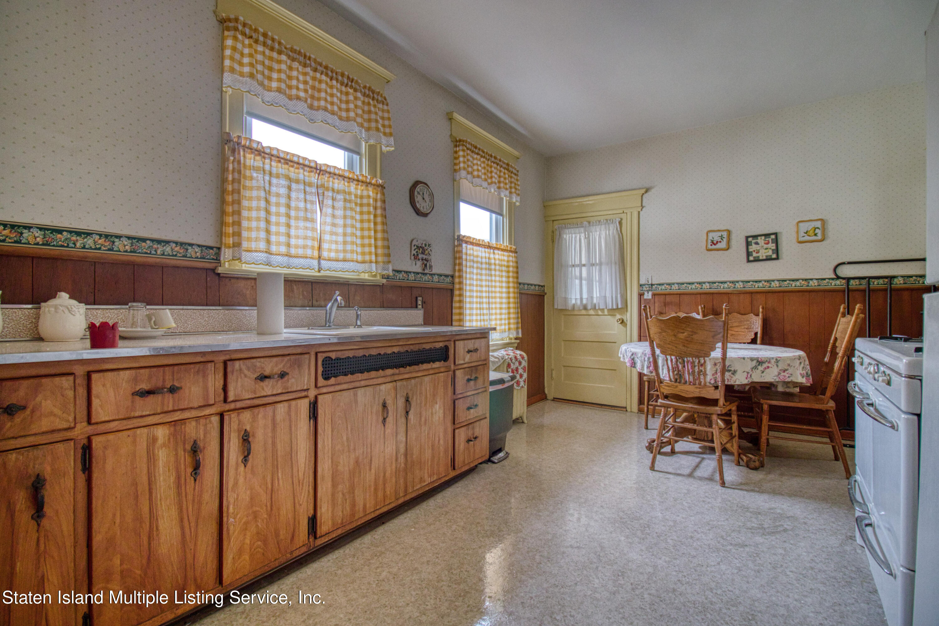 476 Clove Road Staten Island, NY 10310 - Photo 18 of 40 Kitchen
