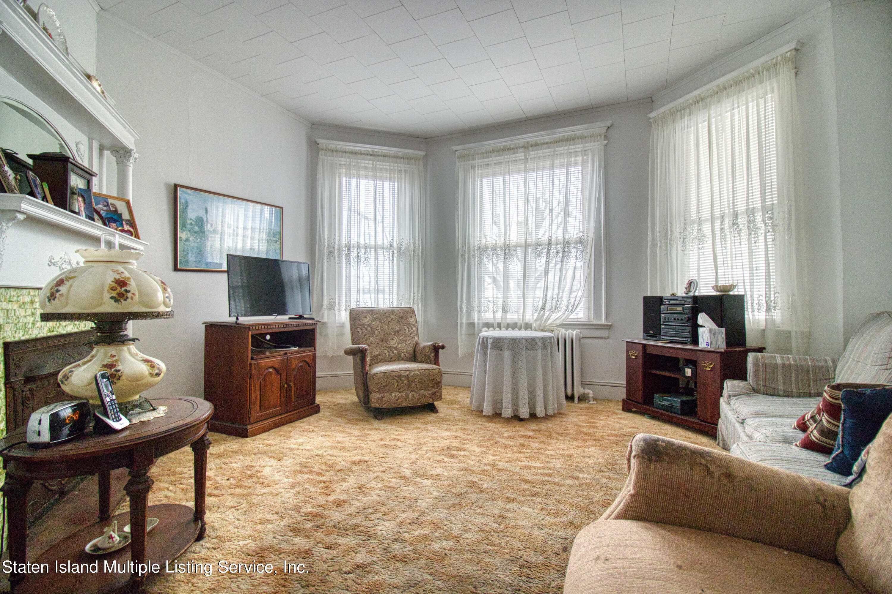 476 Clove Road Staten Island, NY 10310 - Photo 9 of 40 Living Room