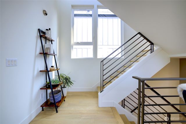 a view of entryway with a workspace