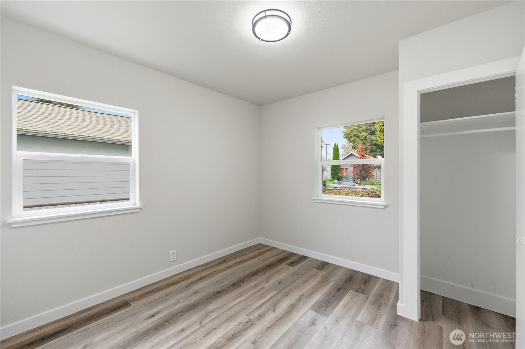 289 20th Avenue Longview, WA 98632 - Photo 16 of 38 an empty room with windows