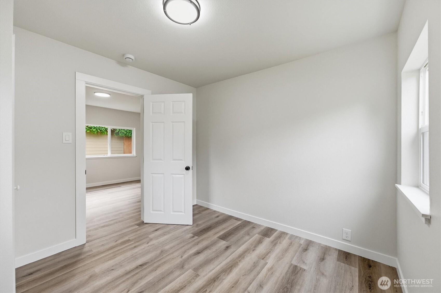 289 20th Avenue Longview, WA 98632 - Photo 18 of 38 a view of a room with wooden floor and windows