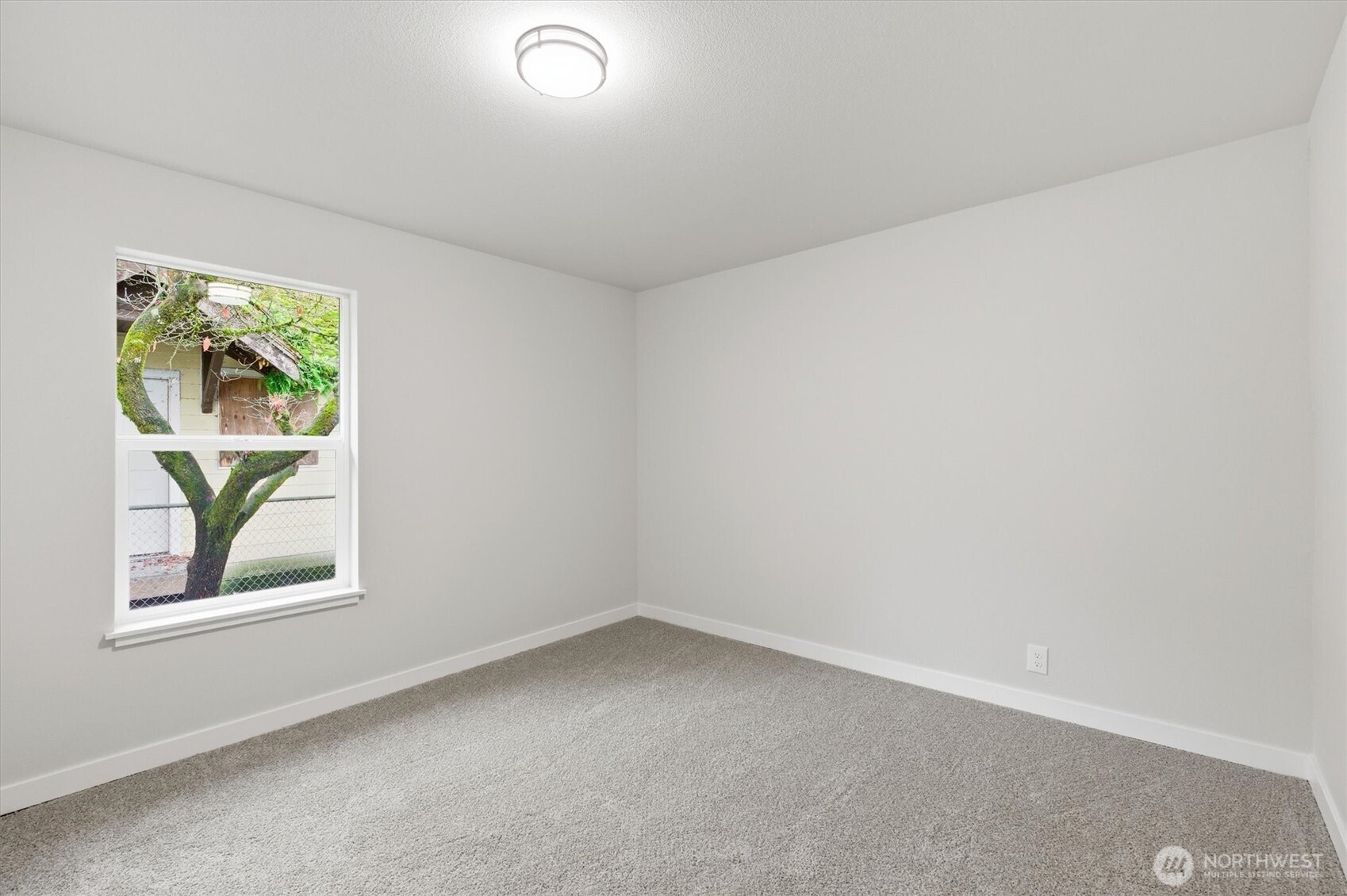 289 20th Avenue Longview, WA 98632 - Photo 20 of 38 an empty room with windows