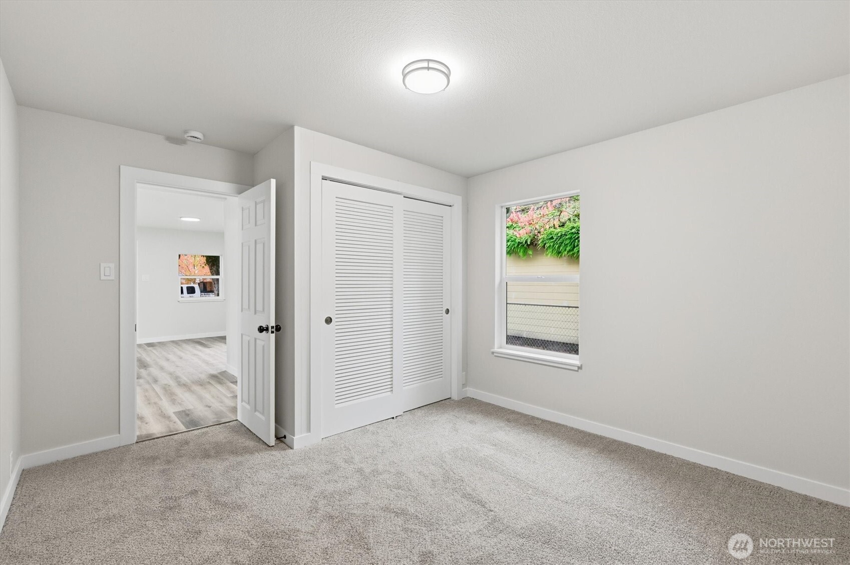 289 20th Avenue Longview, WA 98632 - Photo 21 of 38 an empty room with windows and closet