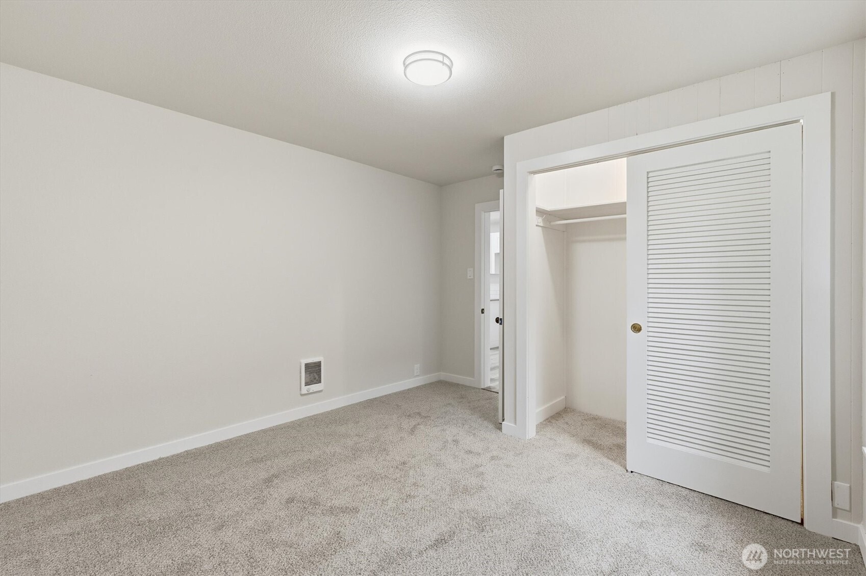 289 20th Avenue Longview, WA 98632 - Photo 22 of 38 an empty room with an entryway