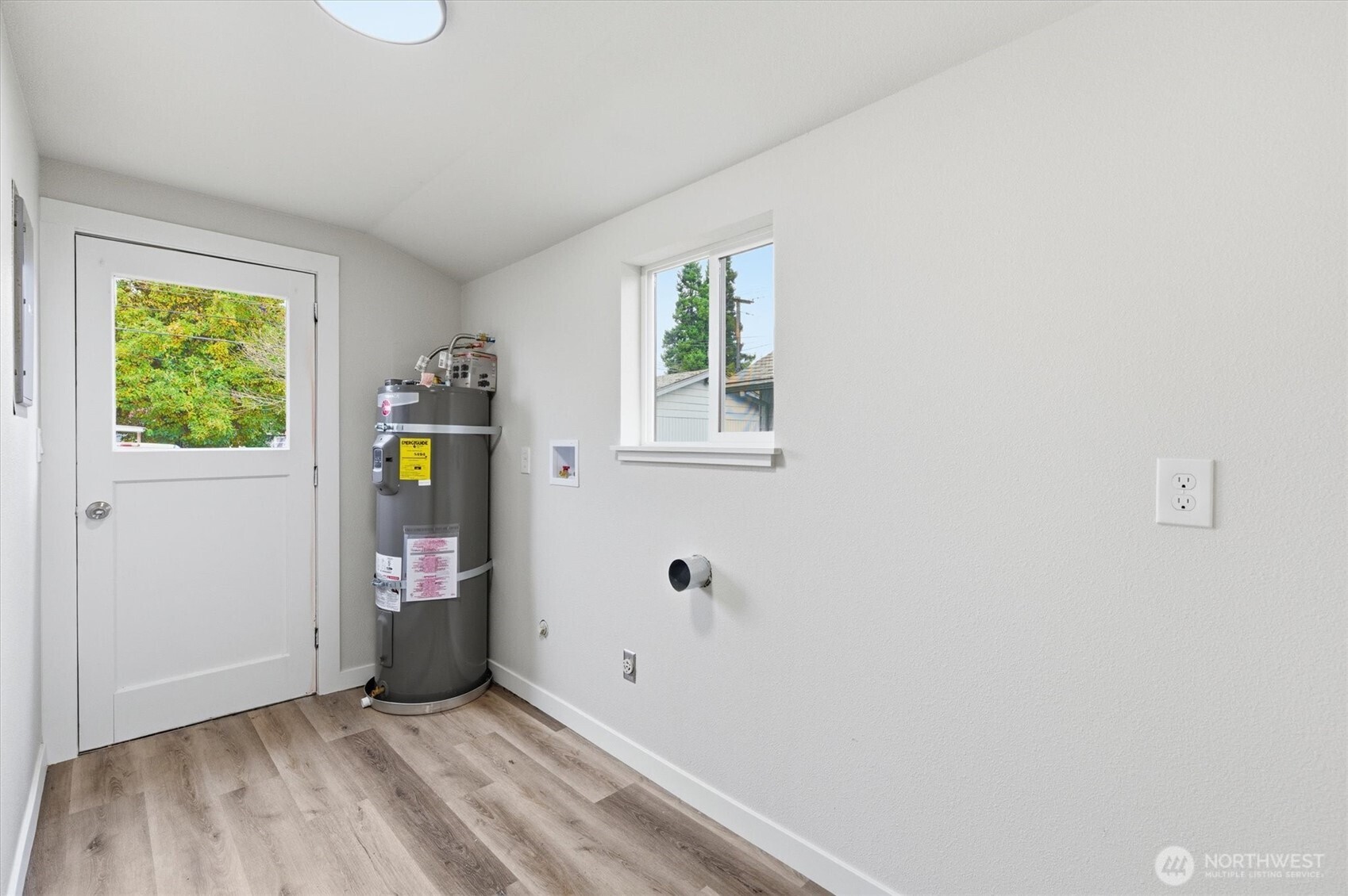 289 20th Avenue Longview, WA 98632 - Photo 23 of 38 a view of an entryway with wooden floor and windows