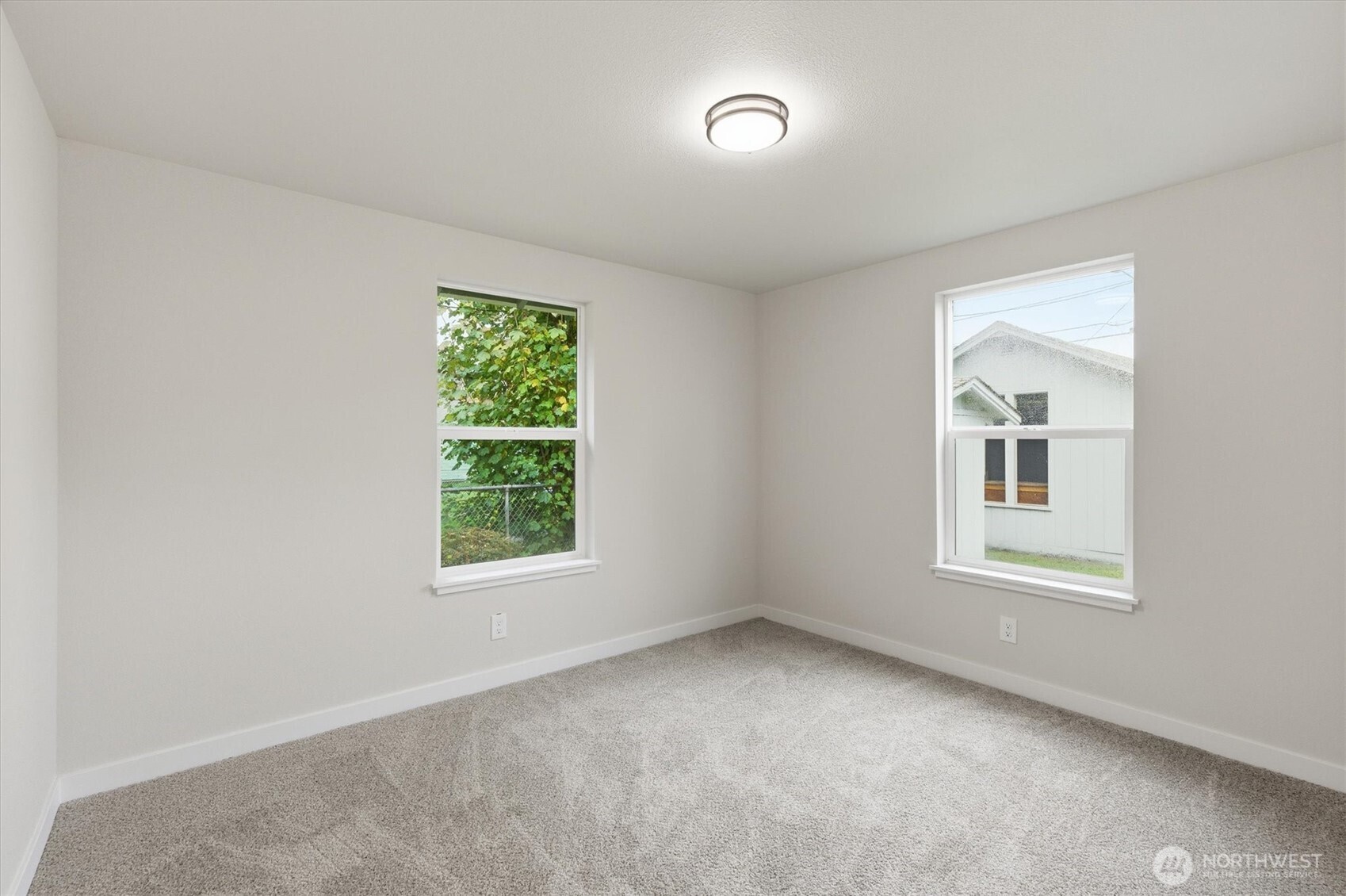 289 20th Avenue Longview, WA 98632 - Photo 27 of 38 an empty room with windows
