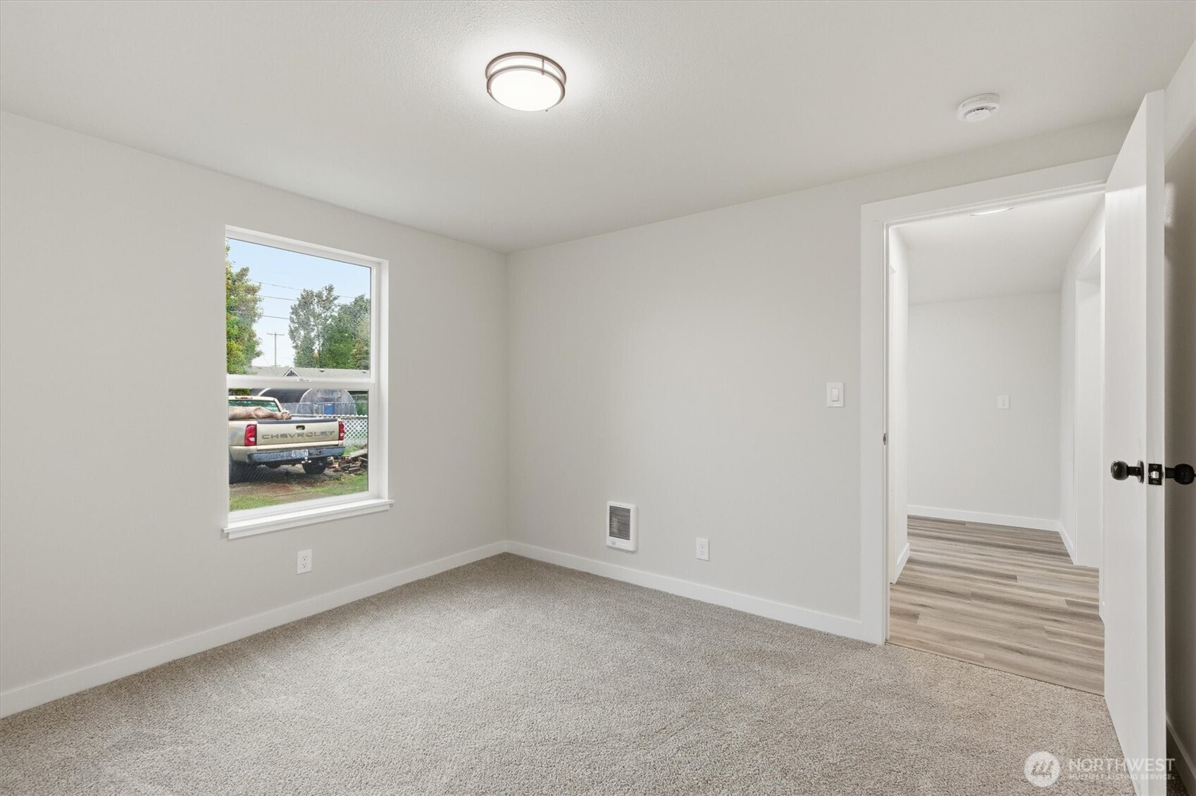 289 20th Avenue Longview, WA 98632 - Photo 28 of 38 an empty room with windows and closet