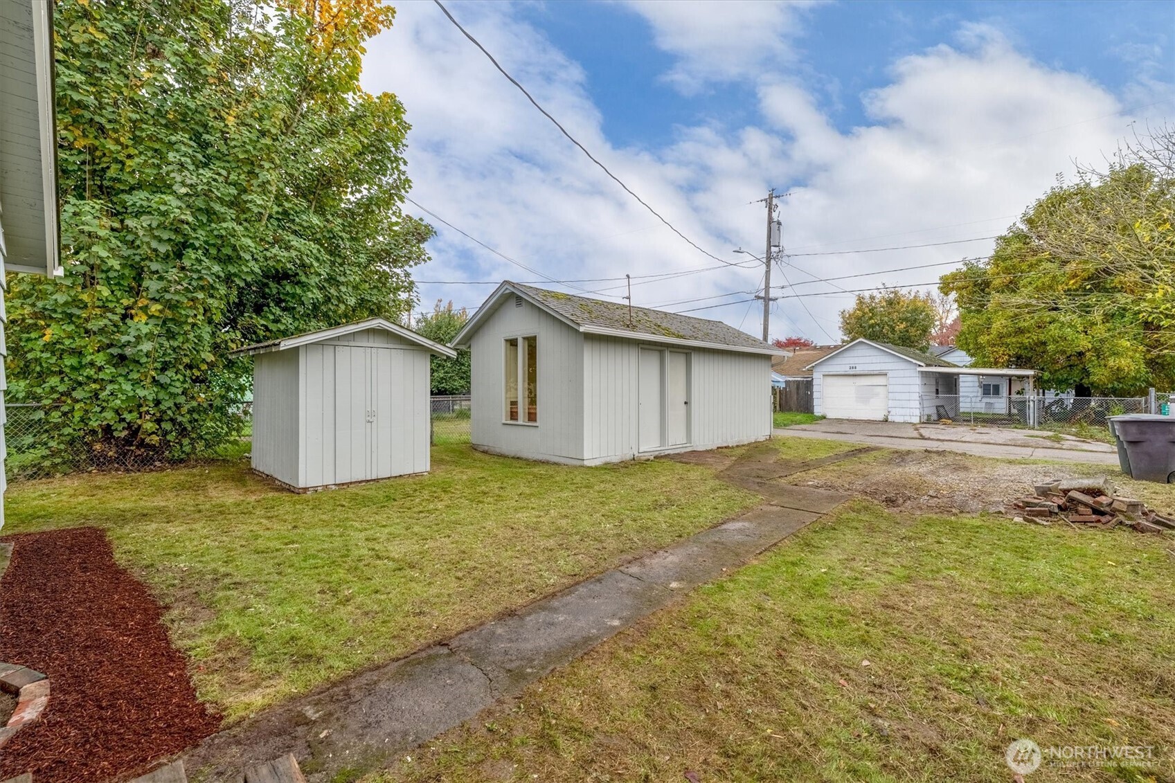 289 20th Avenue Longview, WA 98632 - Photo 33 of 38 a house view with a garden space