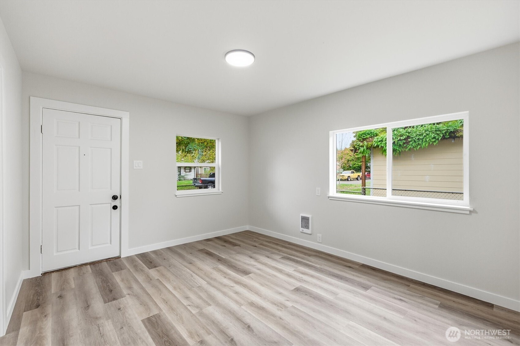 289 20th Avenue Longview, WA 98632 - Photo 7 of 38 a view of empty room with window