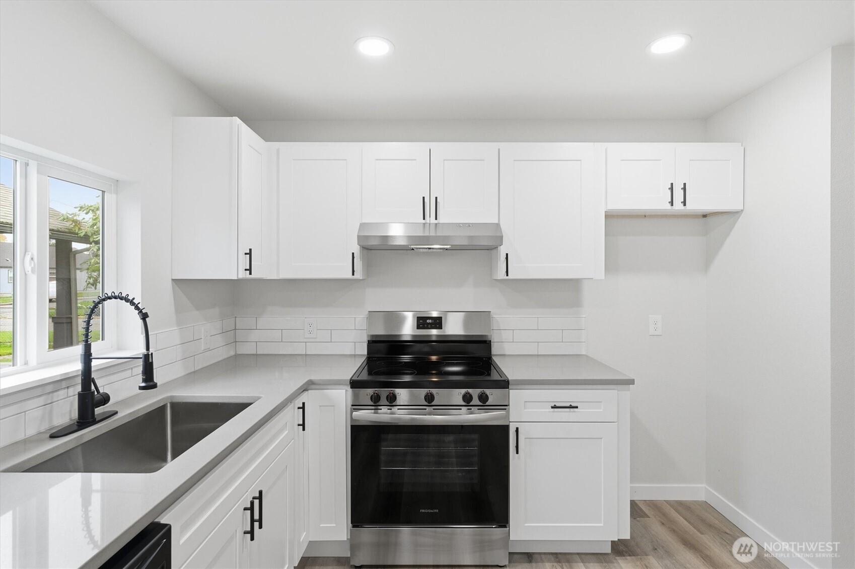 289 20th Avenue Longview, WA 98632 - Photo 10 of 38 a kitchen with granite countertop a stove and a sink