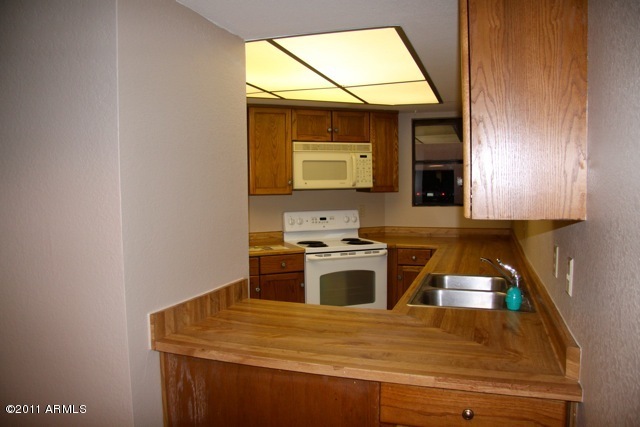 7755 East Thomas Road, Unit 22 Scottsdale, AZ 85251 - Photo 5 of 8 kitchen