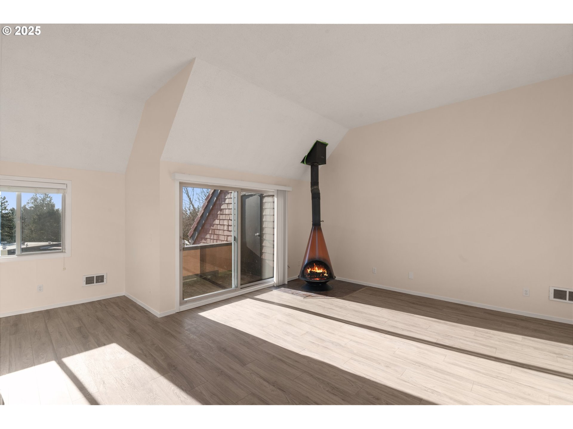 124 Oswego Summit Lake Oswego, OR 97035 - Photo 4 of 23 a view of an empty room and wooden floor