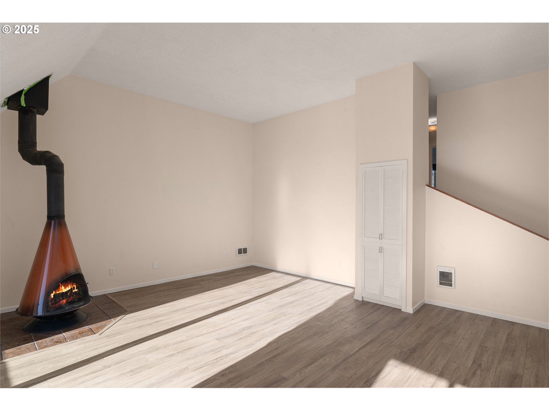 124 Oswego Summit Lake Oswego, OR 97035 - Photo 5 of 23 a view of an empty room and wooden floor