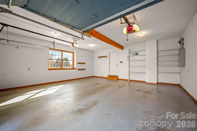 en empty room with windows and ceiling fan