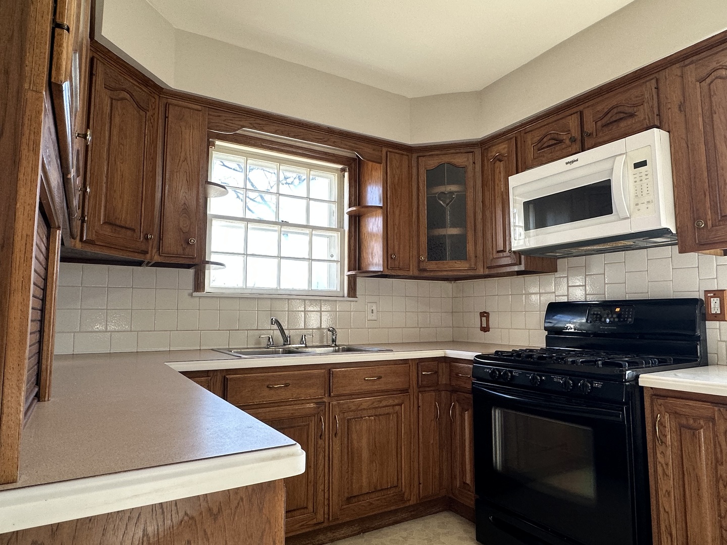 1195 South Myrtle Avenue Kankakee, IL 60901 - Photo 14 of 38 a kitchen with stainless steel appliances a stove microwave and sink