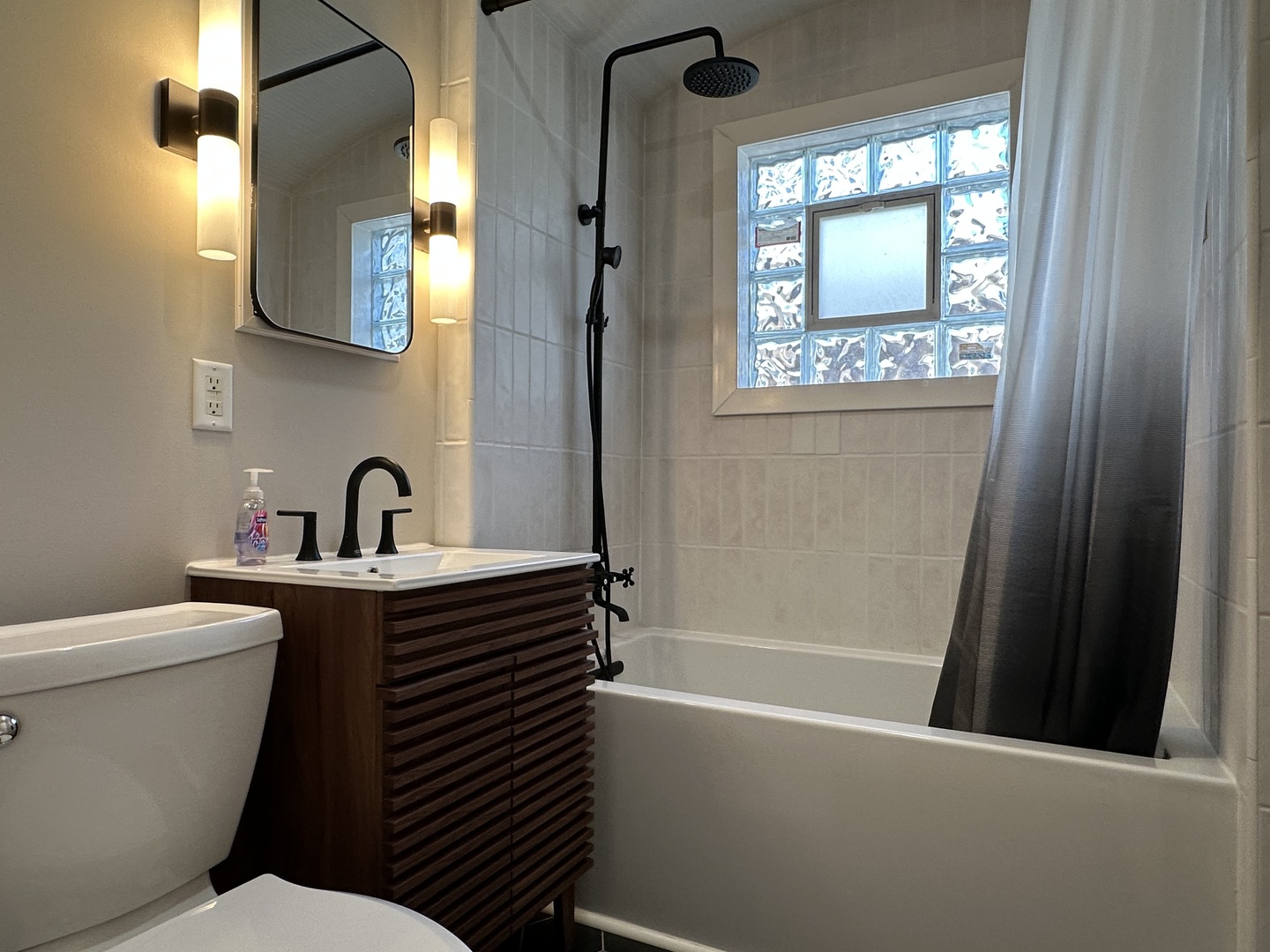 1195 South Myrtle Avenue Kankakee, IL 60901 - Photo 18 of 38 a bathroom with a toilet a sink and bathtub