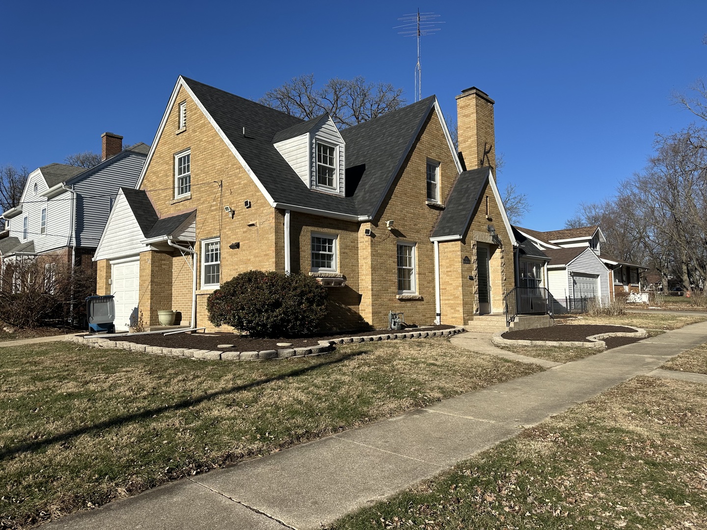 1195 South Myrtle Avenue Kankakee, IL 60901 - Photo 2 of 38 a front view of a house with a yard