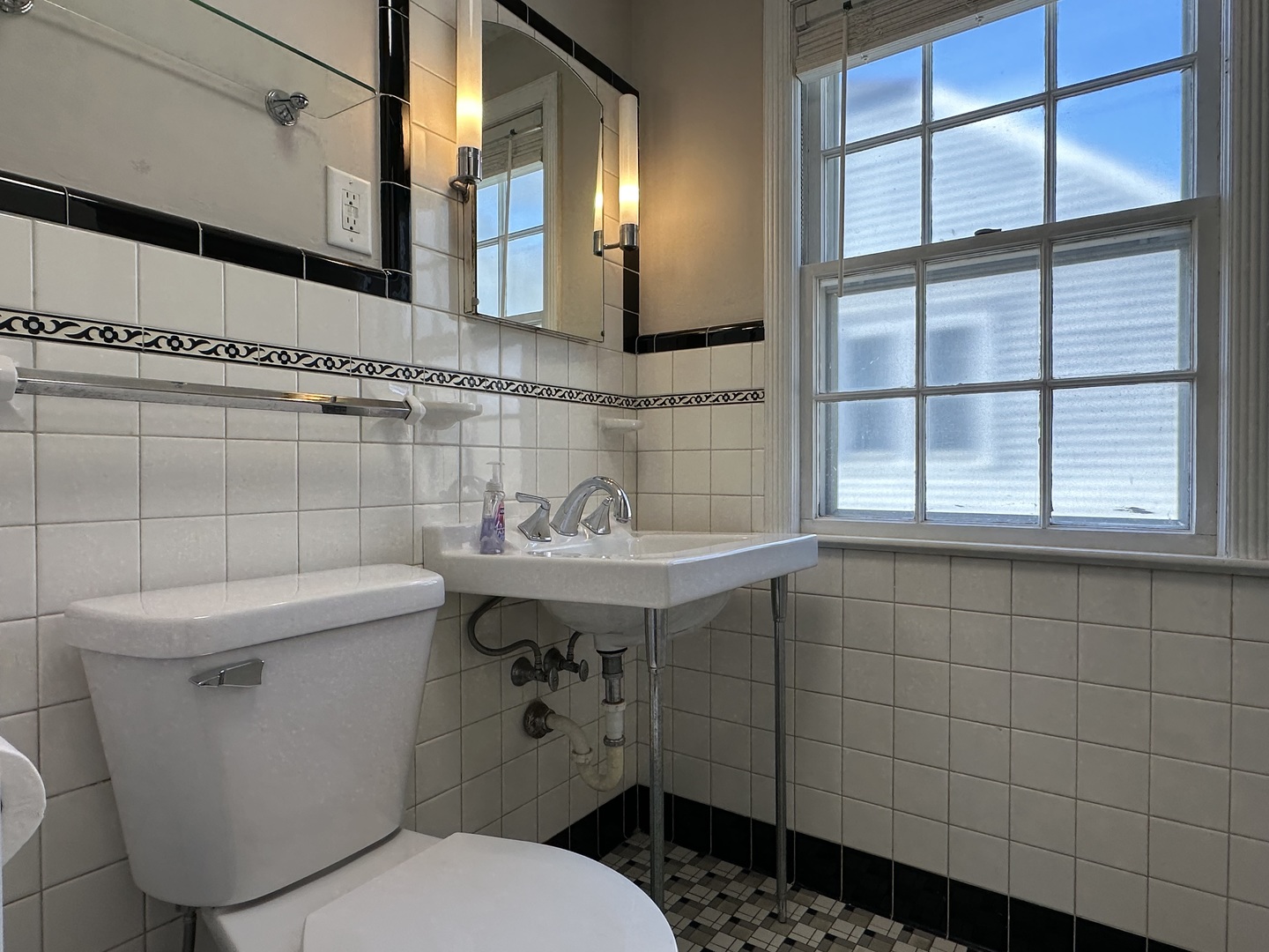 1195 South Myrtle Avenue Kankakee, IL 60901 - Photo 21 of 38 a bathroom with a sink toilet and window
