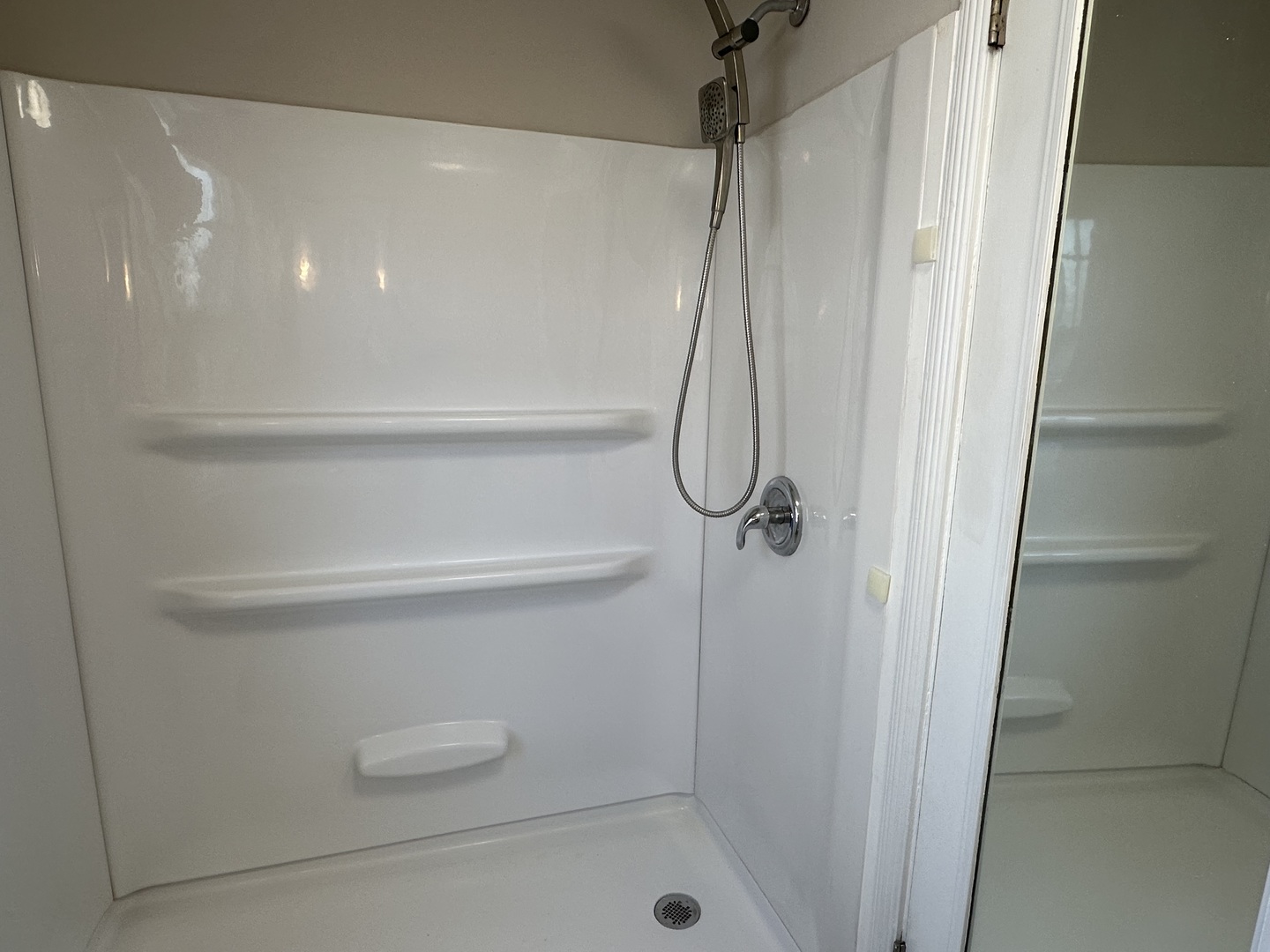 1195 South Myrtle Avenue Kankakee, IL 60901 - Photo 22 of 38 a bathroom with a shower