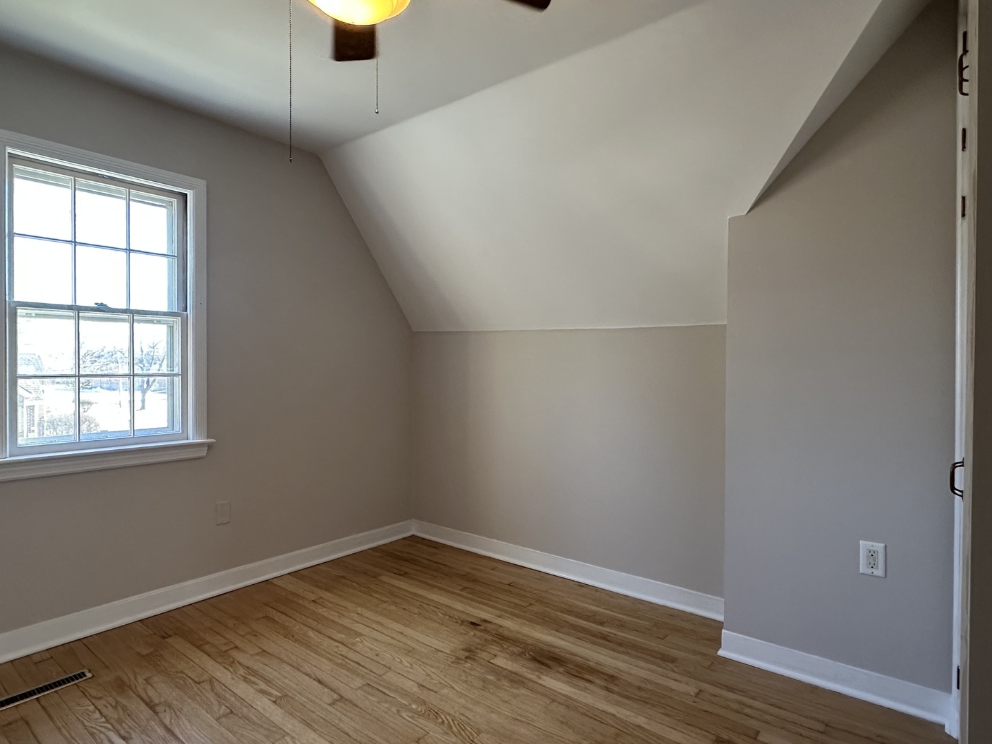1195 South Myrtle Avenue Kankakee, IL 60901 - Photo 23 of 38 an empty room with a window