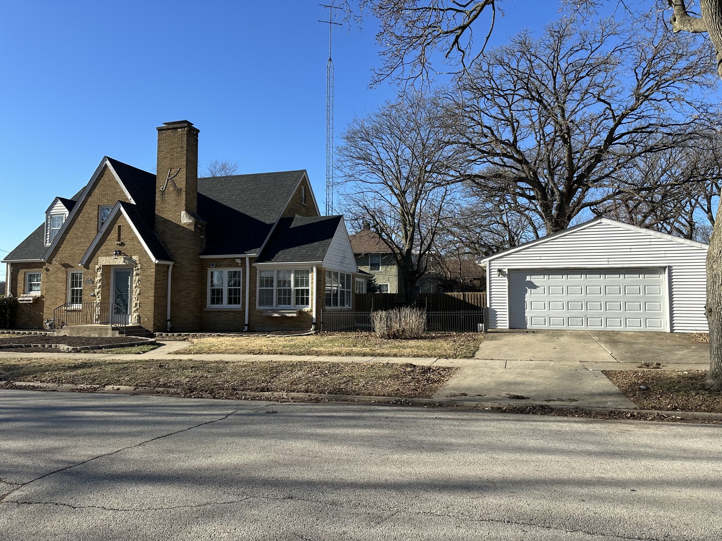 1195 South Myrtle Avenue Kankakee, IL 60901 - Photo 4 of 38 a front view of a house with garden