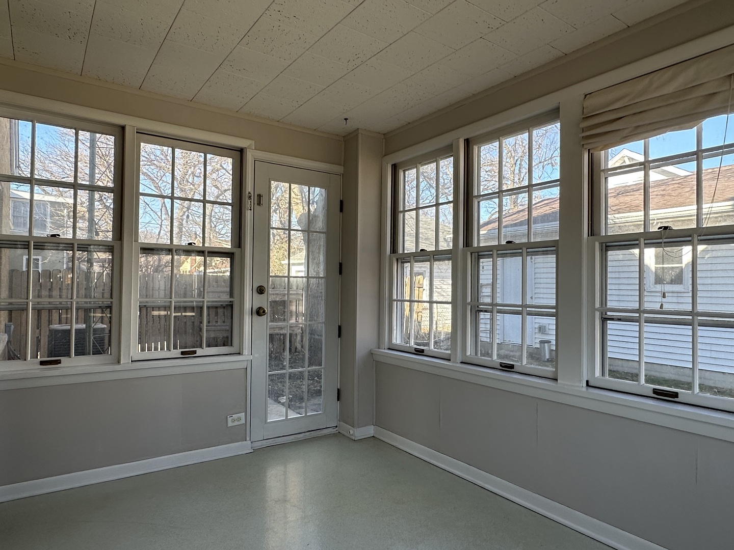 1195 South Myrtle Avenue Kankakee, IL 60901 - Photo 9 of 38 a view of an empty room with a window