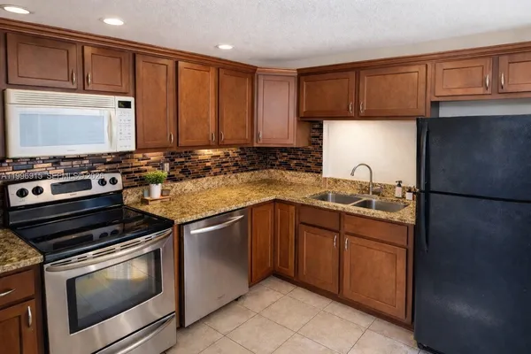 $1,800 | 5495 Northwest 10th Court, Unit 104, Plantation, FL 33313