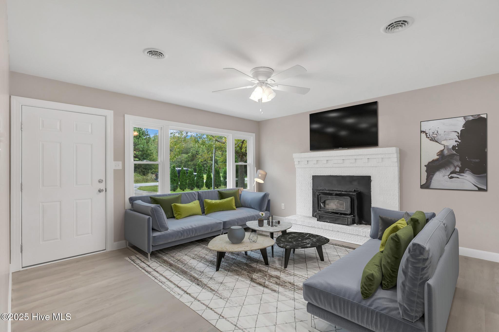 175 Kellumtown Road Hubert, NC 28539 - Photo 5 of 23 Living Rm