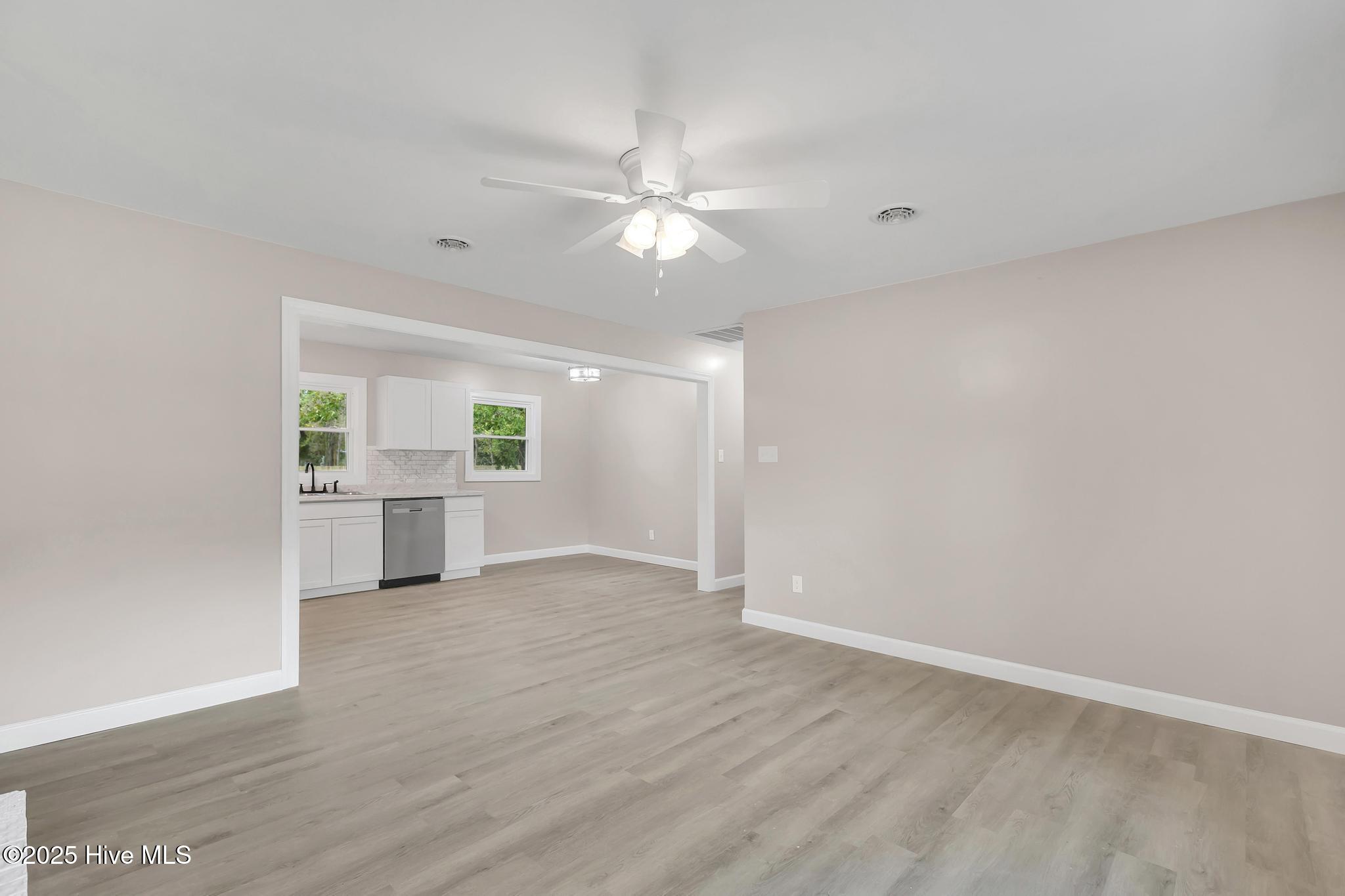 175 Kellumtown Road Hubert, NC 28539 - Photo 7 of 23 Liv Rm:Dining Rm:Kitchen