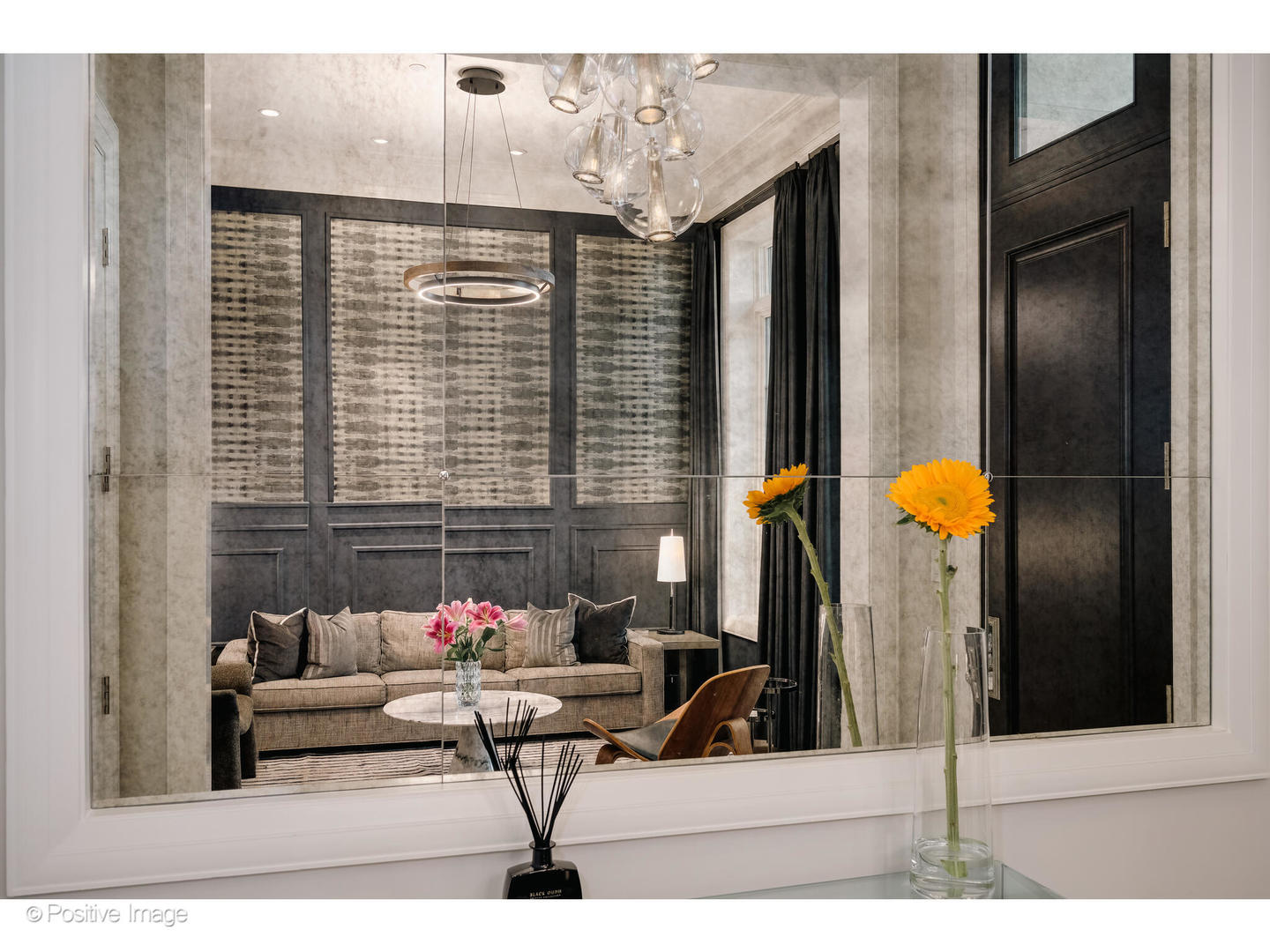 1720 North Mohawk Street Chicago, IL 60614 - Photo 3 of 48 a living room with furniture