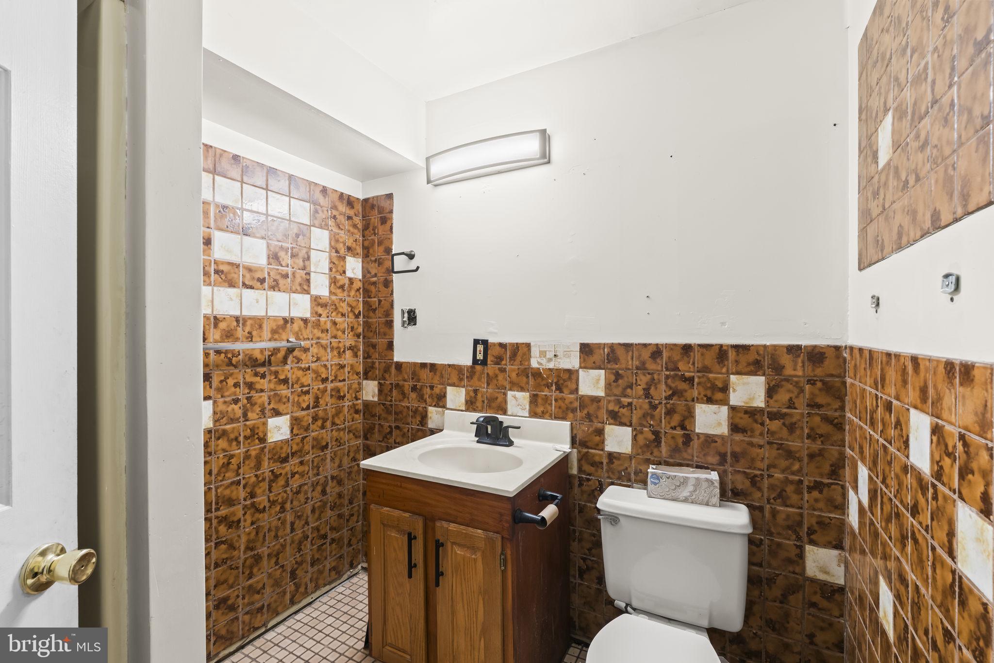 7811 Heflin Drive Clinton, MD 20735 - Photo 41 of 55 a bathroom with a sink toilet and shower