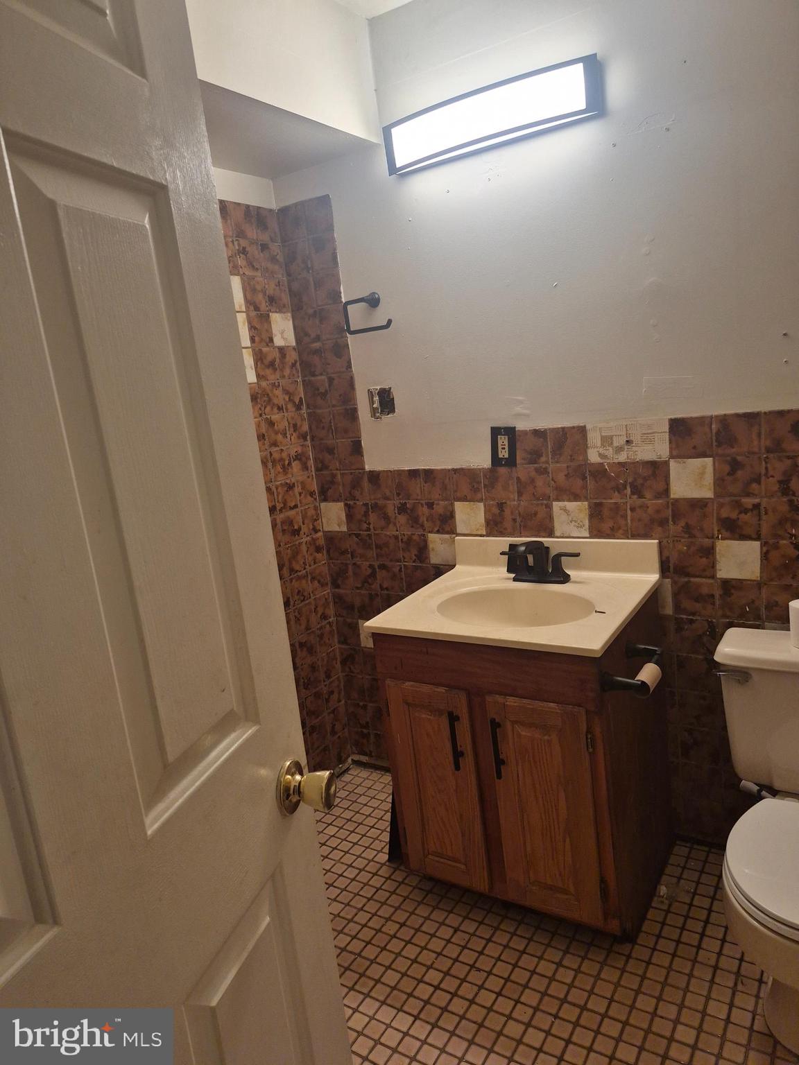 7811 Heflin Drive Clinton, MD 20735 - Photo 9 of 16 a bathroom with a sink and a toilet