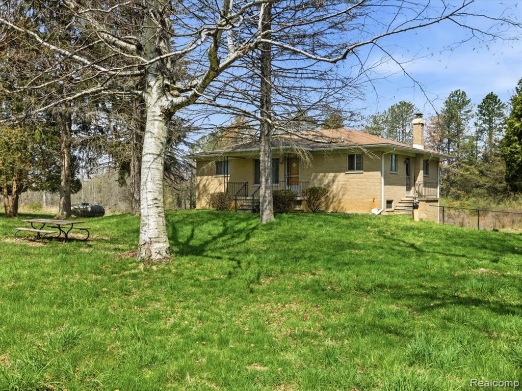 9190 Bryce Road Avoca, MI 48006 - Photo 5 of 46