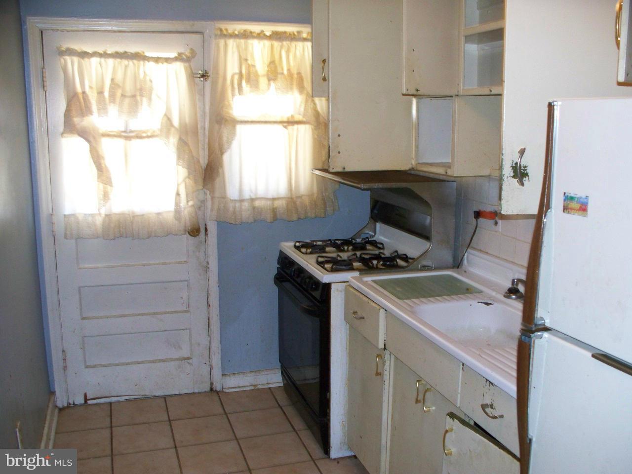 3643 Clarenell Road Baltimore, MD 21229 - Photo 2 of 12 Kitchen