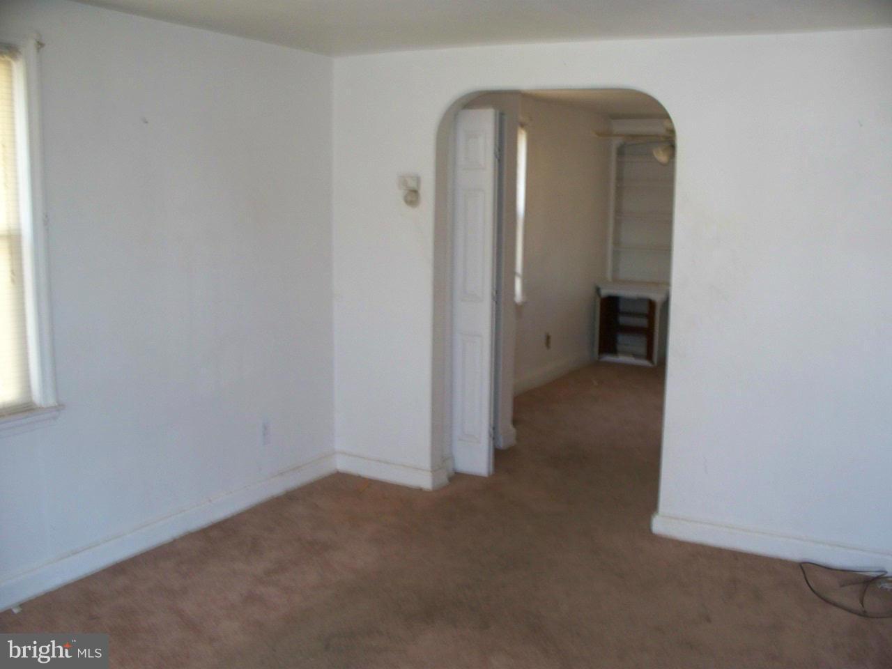 3643 Clarenell Road Baltimore, MD 21229 - Photo 4 of 12 Living Room